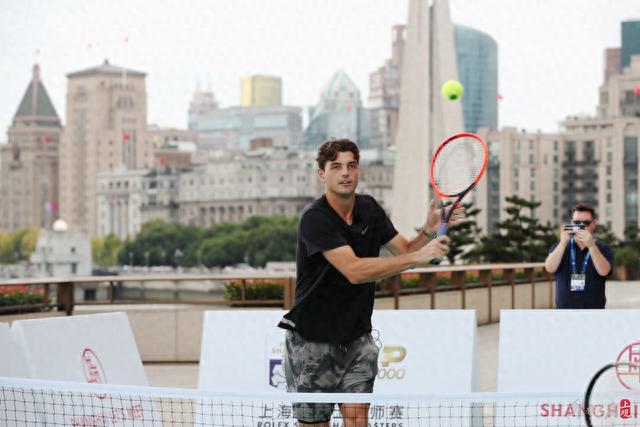 她在接受媒 她在接受媒